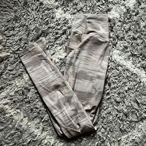 Alphalete surface pocket legging